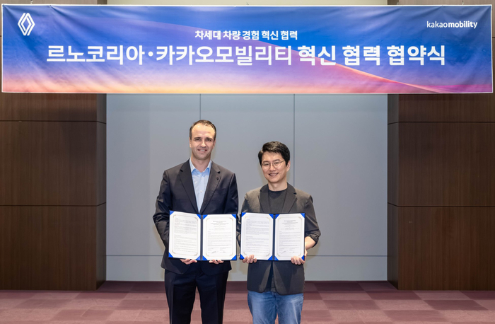 니콜라 파리 르노코리아 사장(왼쪽)과 류긍선 카카오모빌리티 대표
