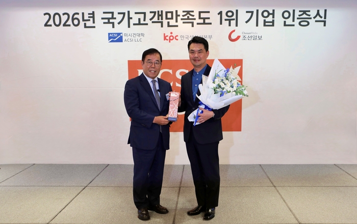 8일 서울시 중구 롯데호텔 서울에서 열린 2026 국가고객만족도(NCSI) 인증식에서 김상우 롯데백화점 영업본부장(오른쪽)과 박성중 한국생산성본부 회장이 기념촬영을 하고 있다.