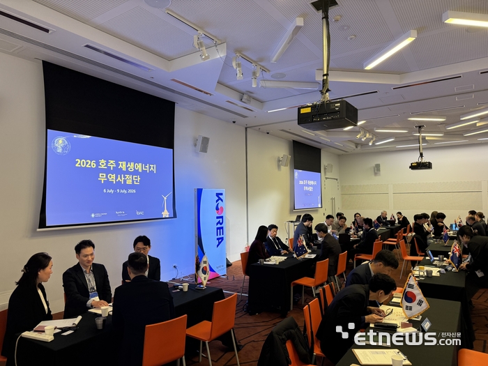 코트라는 한국에너지공단, 국립군산대 풍력 지지구조시스템 에너지혁신연구센터와 7일부터 사흘간 호주 멜버른에서 '2026 호주 재생에너지 무역사절단'을 운영했다. 사진은 AuWE 전시회 내 조성된 상담장에서 코트라 멜버른 무역관에서 사전 조율된 호주 파트너와 우리 기업 간 1:1 비즈니스 미팅을 진행하는 모습. 코트라 제공
