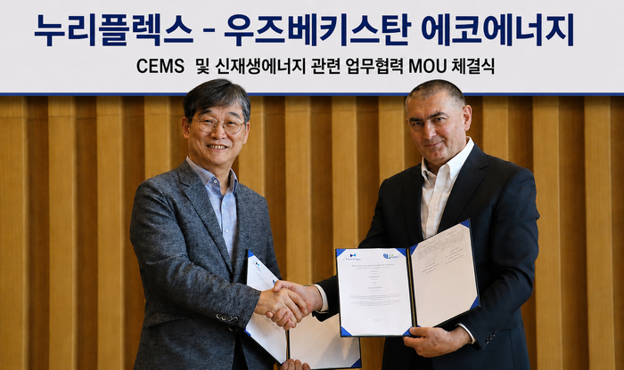 한정훈 사장(왼쪽)가 우즈베키스탄 환경보호국 정부산하기업 에코에너지의 우마르 아사도프 하비불라예비치 이사와 기술협력 업무협약(MOU) 체결 후 기념촬영을 하고 있다. (사진=누리플렉스)