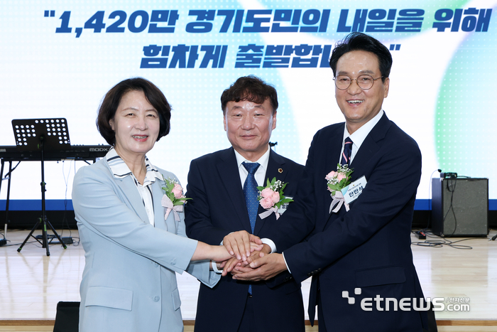 남종섭 경기도의회 의장(가운데)이 7일 제12대 경기도의회 개원식에서 추미애 경기지사(왼쪽), 안민석 경기도교육감과 기념 촬영했다. 경기도의회 제공.