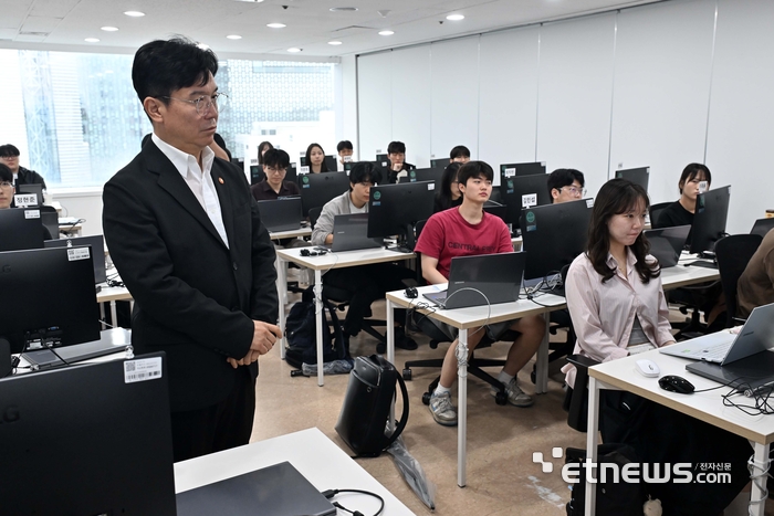 [포토] KDT AI 직업훈련 청년 만난 김영훈 고용노동부 장관