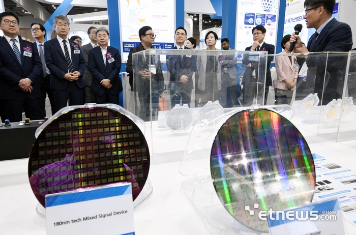제24회 국제 나노기술융합전시회(나노코리아 2026)가 8일 경기 고양시 킨텍스에서 열렸다. 박인규 과학기술정보통신부 과기혁신본부장 등 내빈들이 한국나노기술원 전시관을 살펴보고 있다. 이동근기자 foto@etnews.com