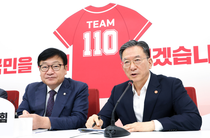 정성호 법무부 장관(오른쪽)이 8일 국회에서 국민의힘 정점식 원내대표를 만나 얘기를 나누고 있다. 연합뉴스