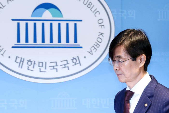 국민의힘 조경태 의원이 8일 국회 소통관에서 장동혁 당 대표에 대한 윤리위 제소 관련 기자회견을 마친 뒤 나오고 있다. 연합뉴스