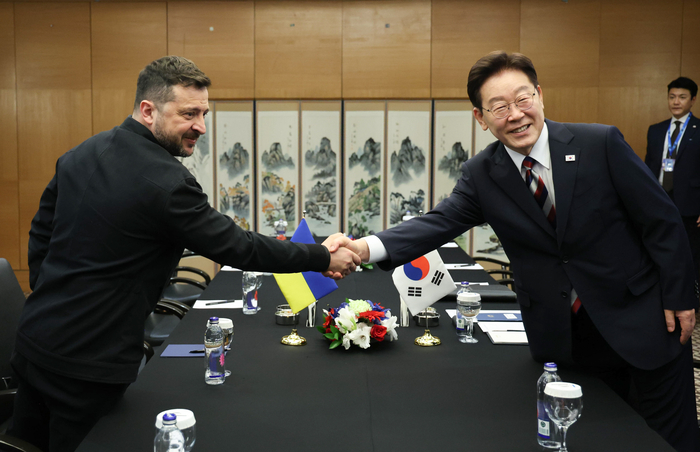 지난 7월 8일 튀르키예 앙카라의 한 호텔에서 진행된 정상회담에 앞서 이재명 대통령이 볼로디미르 젤렌스키 우크라이나 대통령과 악수하고 있다. 사진=연합뉴스