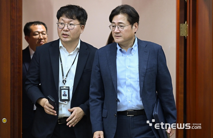 [포토] 국가정책조정회의 참석하는 홍익표 정무수석