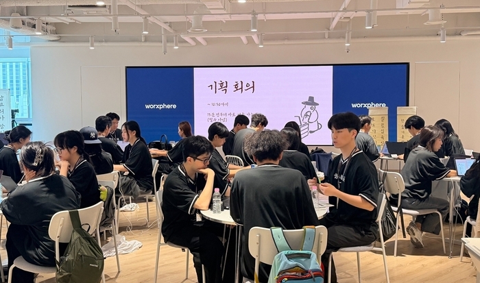 지난 4일 서울 서초구 웍스피어 본사에서 열린 오프라인 AI 해커톤 '잡코리아 바이브톤'에서 참가자들이 기획 회의를 하고 있다. [사진=웍스피어]