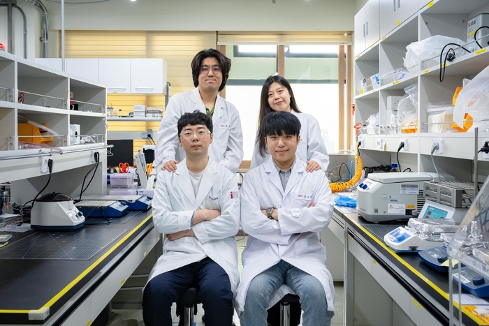 뒷줄 왼쪽부터 시계방향으로 정현호 교수, 김도은 박사후연구원, 김규린 석박통합과정생, 이주형 석박통합과정생.