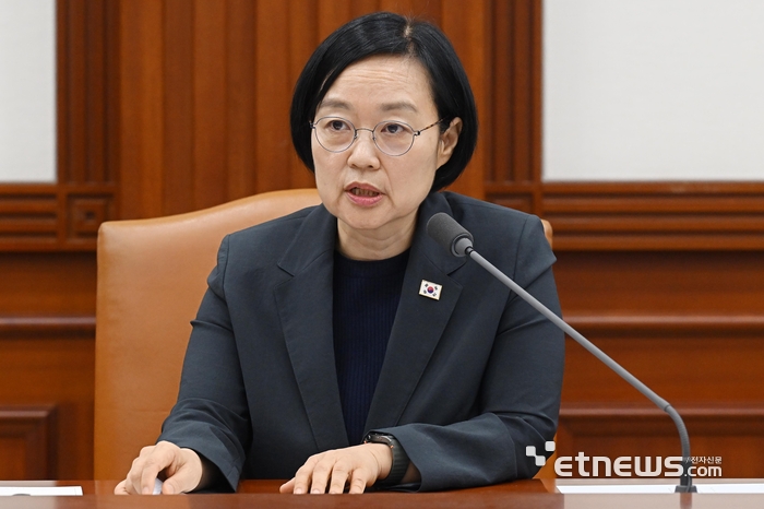 제11회 국가정책조정회의가 9일 서울 종로구 정부서울청사에서 열렸다. 한성숙 국무총리가 회의를 주재하며 모두발언을 하고 있다. 이동근기자 foto@etnews.com