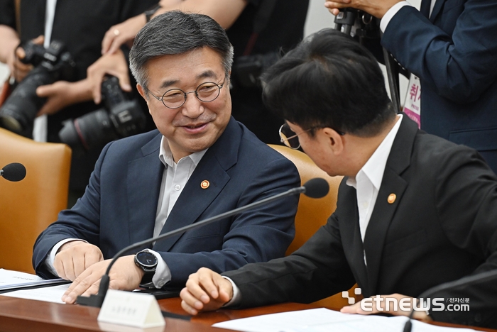 [포토] 대화하는 윤호중-김영훈