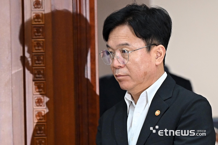 제11회 국가정책조정회의가 9일 서울 종로구 정부서울청사에서 열렸다. 김영훈 고용노동부 장관이 회의에 참석하고 있다.  이동근기자 foto@etnews.com