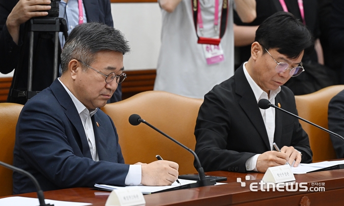 [포토] 국가정책조정회의 메모하는 윤호중-김영훈