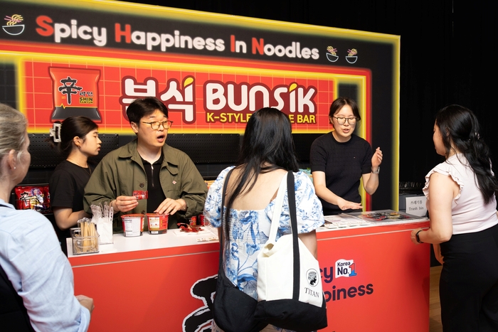농심 뉴욕한국문화원 여름 문화 캠페인 신라면 분식 부스 운영 이미지. 〈자료 농심〉