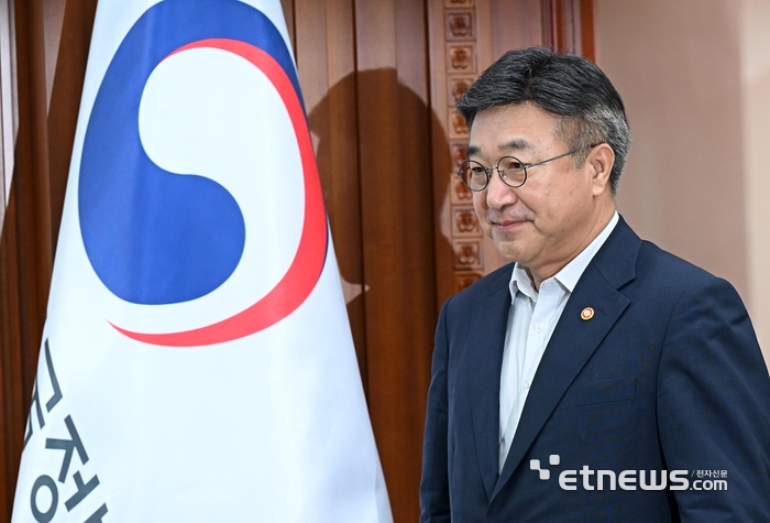 [포토] 국가정책조정회의 참석하는 윤호중 장관