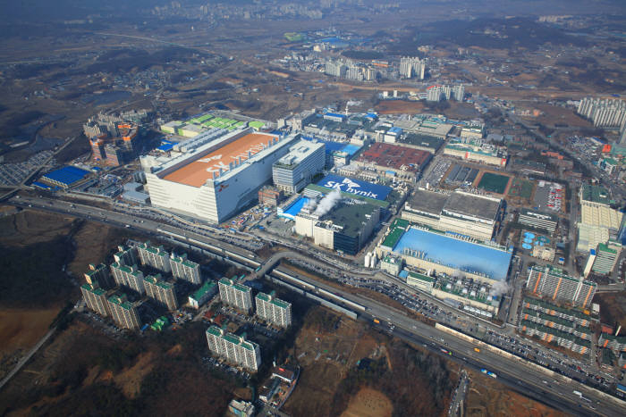 SK하이닉스 목표가 185만원 vs 420만원…“팔아, 말아” 극과 극 전망, 왜?