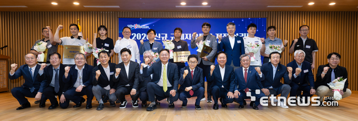 '경북 신규 규제자유특구 지정 브리핑'에서 참석자들이 기념촬영하고 있다.