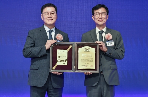 2일 서울 롯데호텔에서 열린 2026 KS-SQI(한국서비스품질지수) 인증 수여식에서 장영석 DB손해보험 본부장(왼쪽)과 문동민 한국표준협회 회장이 기념촬영을 하고있다.(사진=DB손해보험)