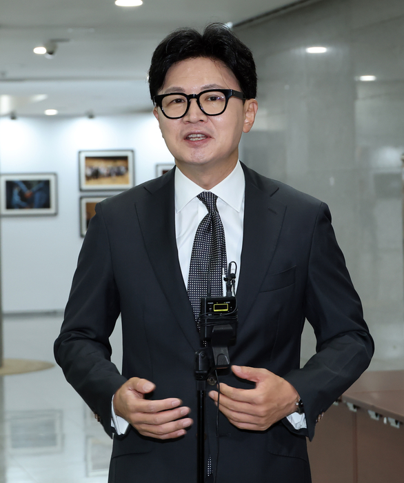 무소속 한동훈 의원이 9일 국회 의원회관에서 열린 반도체 미래와 생존을 위한 연속 토론회에 참석한 뒤 기자들의 질문에 답하고 있다. 연합뉴스