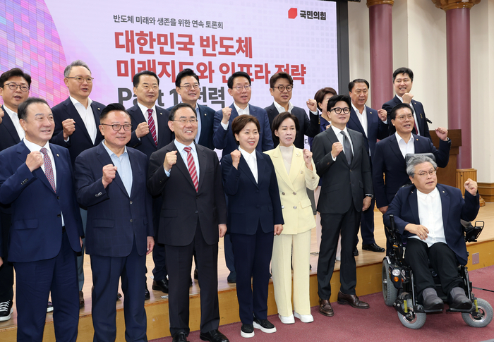 무소속 한동훈 의원(두번째 줄 오른쪽 두 번째)이 9일 국회 의원회관에서 열린 국민의힘 주호영 의원 등이 주최한 반도체 미래와 생존을 위한 연속 토론회 '대한민국 반도체 미래 지도와 인프라 전략 PART1. 전력'에서 참석한 국민의힘 의원들과 함께 기념 촬영을 하고 있다. 연합뉴스