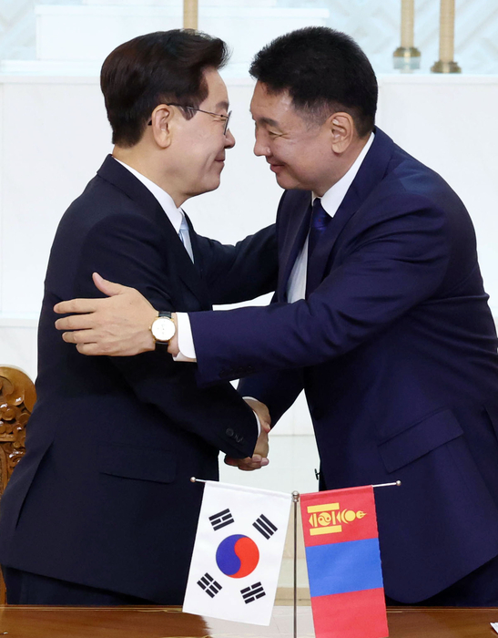 이재명 대통령과 오흐나 후렐수흐 몽골 대통령이 9일(현지시간) 울란바타르 정부청사에서 공동언론발표 후 인사하고 있다. 연합뉴스