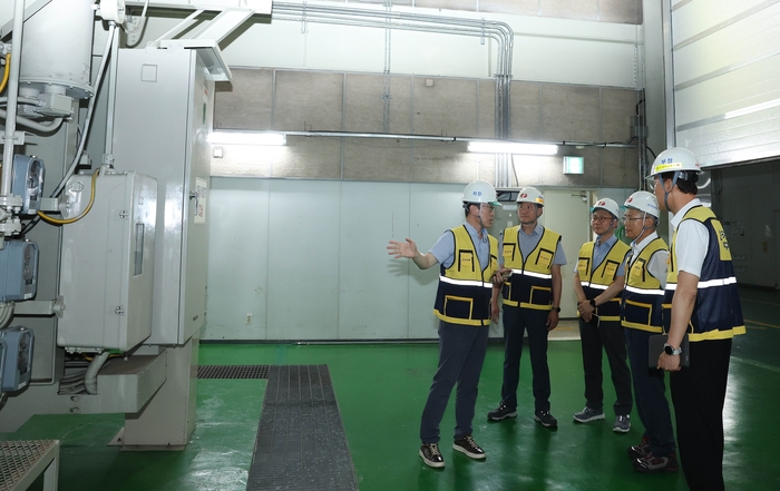 김동철 한국전력 사장(왼쪽에서 네번째)이 지난 9일 한전 신문래변전소 345kV 변압기실에서 현장 점검을 하고 있다. 사진 출처 : 한전