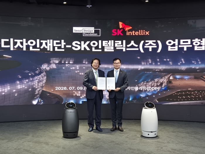 SK인텔릭스 - 차강희 서울디자인재단 대표(왼쪽)와 안무인 SK인텔릭스 대표