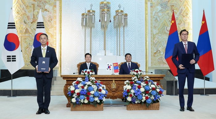이재명 대통령과 후렐수흐 몽골 대통령이 임석한 가운데 황기연 한국수출입은행장(가장 왼쪽)과 오르혼 몽골무역개발은행(TDB) 행장(가장 오른쪽)이 지난 9일 몽골 올란바타르 정부청사에서 열린 수은-TDB 간 금융협력 양해각서 교환식에서 기념 촬영을 하고 있다. [사진= 수출입은행 제공]