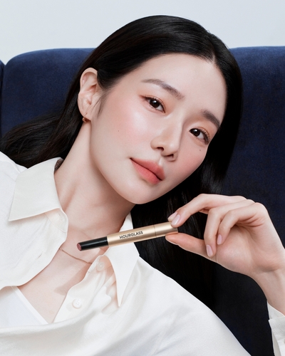 신세계인터내셔널이 운영하는 아워글래스는 배우 박규영을 국내 브랜드 파트너로 발탁하고 립 신제품 '팬텀 블러 밤'을 출시한다고 10일 밝혔다.