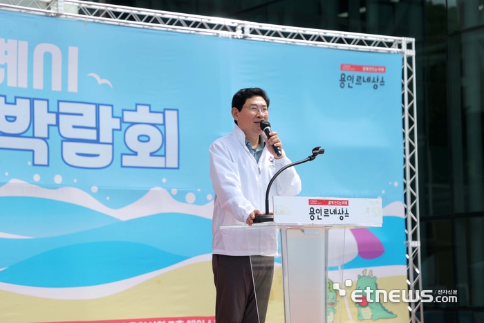 이상일 용인시장이 11일 시청 하늘광장과 에이스홀에서 열린 '2026년 용인특례시 주민자치박람회'에 참석해 인사말을 하고 있다. 용인시 제공.