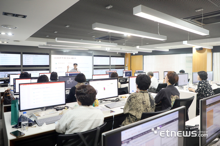 영남이공대가 초·중등 교장(감) 60여명을 대상으로 '실습으로 배우는 AI 리터러시 직무연수 프로그램'을 진행했다