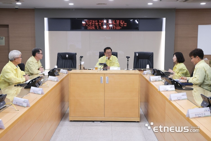 민경선 고양시장이 10일 재난안전상황실에서 여름철 재난 대응체계와 상황관리 운영 전반을 살폈다. 고양시 제공.