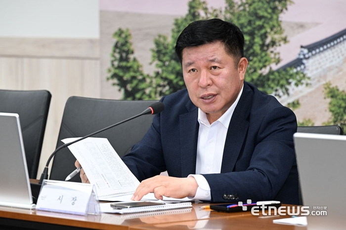 정덕영 양주시장이 8일 시청 상황실에서 '민선 9기 공약사업 추진계획 보고회'를 열고 공약별 추진 방향과 실행계획을 검토했다. 양주시 제공.