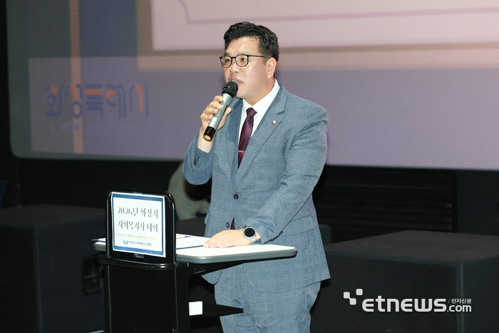 이계철 화성시의회 의장이 10일 롯데시네마 동탄에서 열린 '2026년 화성시 사회복지사 대회'에 참석해 인사말을 하고 있다. 화성시의회 제공.