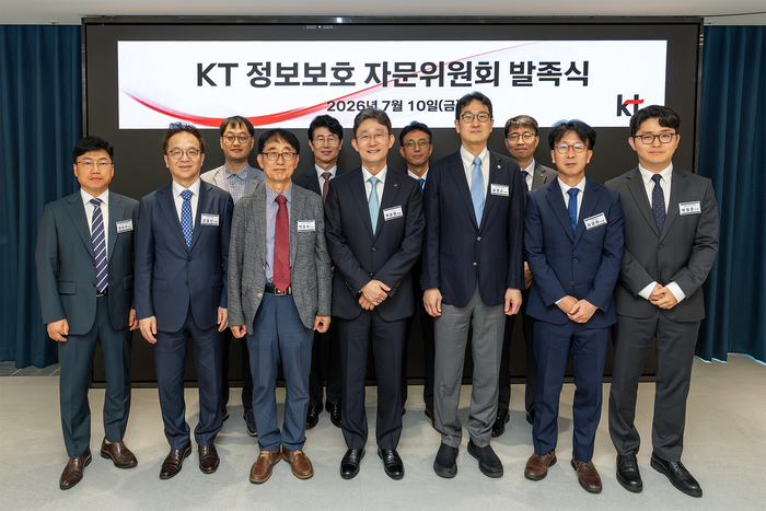 KT 정보보호 자문위원회 발족식에서 자문위원회 위원들과 박윤영 KT 대표(앞줄 왼쪽 네 번째)가 기념사진을 촬영하고 있다.