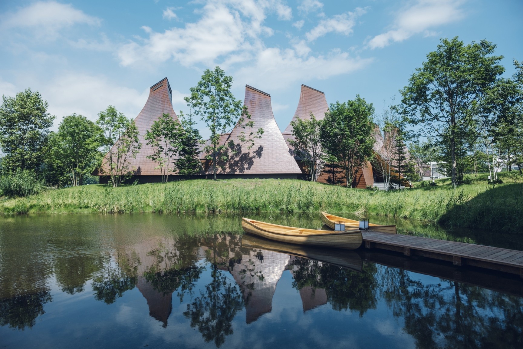 사진= 홋카이도 호반 위에 자리한 호시노 리조트 카이 포로토 전경(c)Hoshino Resorts