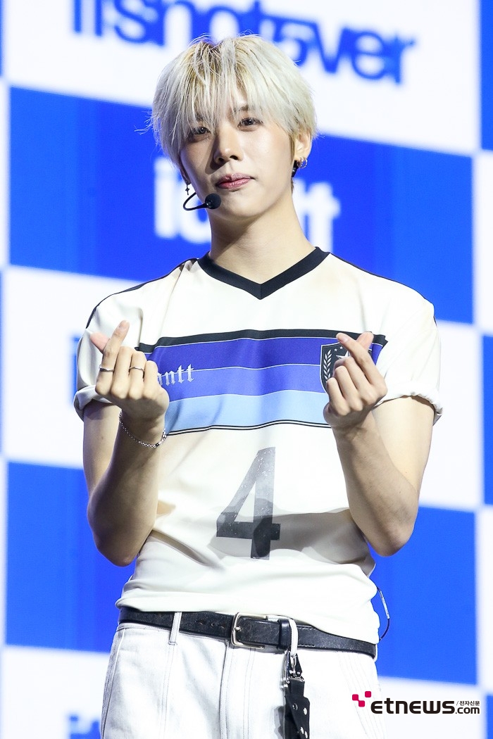 [ET포토] 아이덴티티 최태인, '블링블링한 하트'