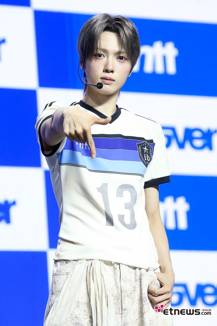 [ET포토] 아이덴티티 김성준, '이렇게 쳐다보면'