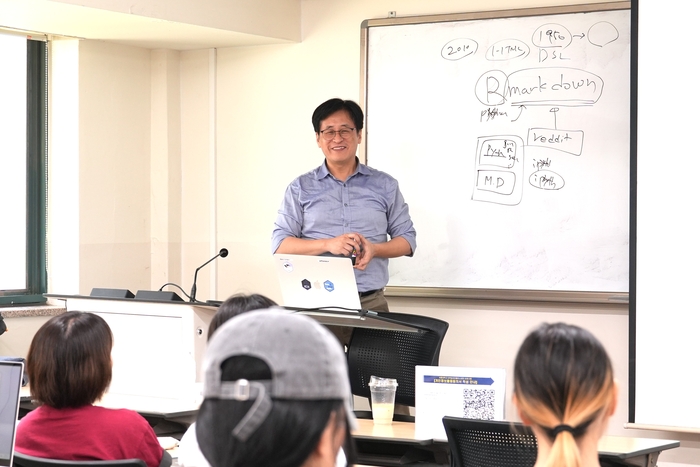 HUSS 위험사회 컨소시엄 세종대 사업단이 개최한 'AI 글쓰기' 특강에서 한국R사용자회 이광춘 이사가 강연을 하고 있다.(사진=세종대)