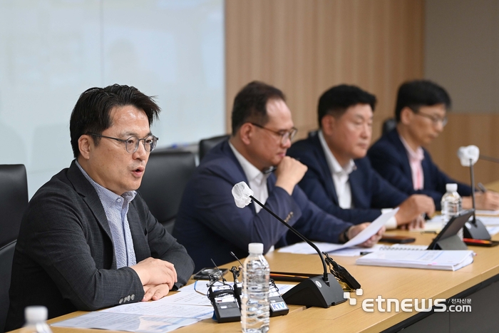 문신학 산업통상부 차관이 13일 정부세종청사 산업부 회의실에서 '원유 수급상황 긴급 점검회의'를 주재하고 있다. 산업부 제공