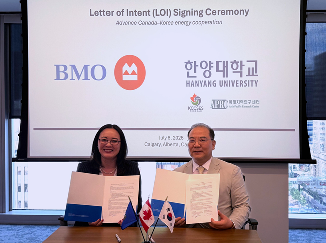 한양대학교는 아태지역연구센터 산하 한·캐나다 지속가능 에너지 안보 센터(Korea-Canada Centre for Sustainable Energy Security, KCCSES)가 캐나다 금융그룹 BMO Financial Group(이하 BMO)과 한-캐나다 간 지속가능 에너지 협력 확대를 위한 의향서(LOI)를 체결했다.(사진=한양대)
