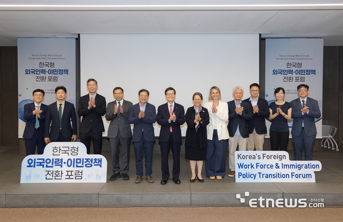 무역협회가 13일 서울 삼성동 트레이드타워에서 개최한 '한국형 외국인력·이민정책 전환 포럼'에서 주요 인사들이 기념사진을 촬영하고 있다. (왼쪽 다섯번째부터 이성희 인제대학교 특임교수(고용노동부 전 차관), 윤진식 한국무역협회 회장, 강민휘 국제이주기구(IOM) 한국대표부 대표). 무협 제공