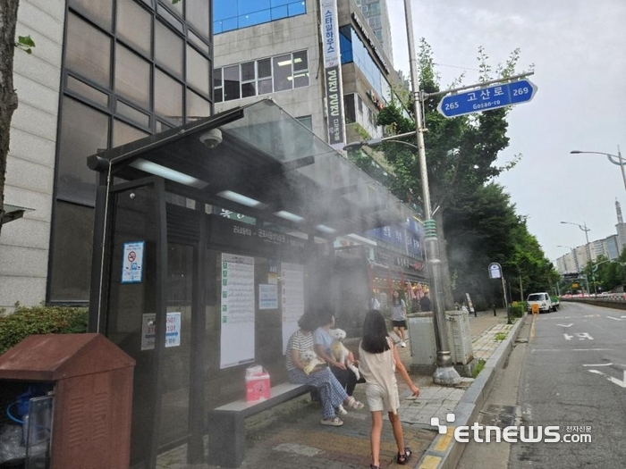 군포시가 평생학습원 버스정류장에 쿨링포그를 설치한 모습. 군포시 제공.
