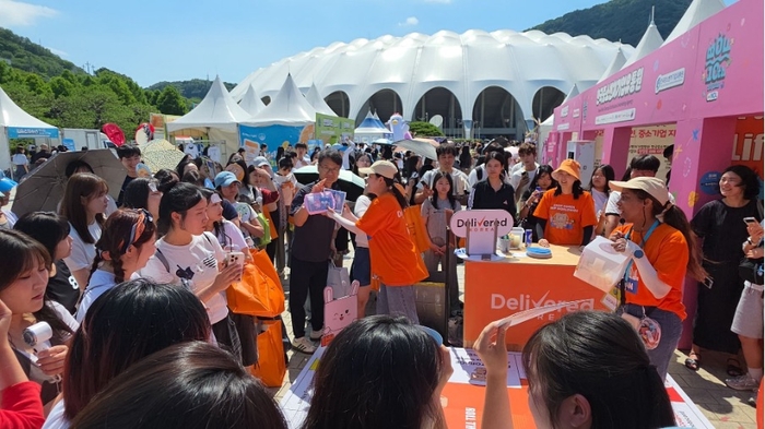 지난 6월 27~28일  '2026 부산원아시아페스티벌(BOF)' 딜리버드코리아 부스를 찾은 해외 방문객들이 이벤트에 참여하고 있는 모습. [사진=딜리버드코리아 제공]