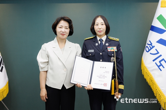 추미애 경기지사(왼쪽)가 13일 도청 집무실에서 경기소방 첫 여성 소방서장인 허선경 소방정에게 임명장을 수여하고 기념 촬영했다. 경기도 제공.