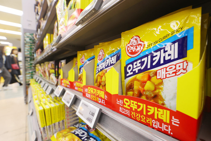 서울의 한 대형마트에 오뚜기 카레 제품이 진열돼 있다. 〈자료 연합뉴스〉