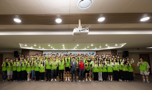 11일 원주시청 다목적홀에서 정종표 DB손해보험 사장과 구자열 원주시장(가운데) 및 DB손해보험 임직원과 농구단 선수들이 러브하우스 봉사활동 기념촬영을 하고 있다.(사진=DB손해보험)