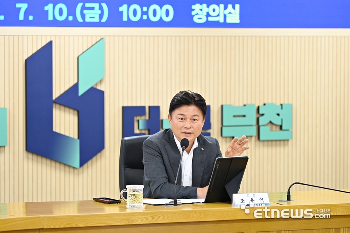 조용익 부천시장이 10일 시청 창의실에서 열린 '민선9기 공약사항 실천계획 보고회'에 참석해 사업별 실천계획의 타당성과 실행 가능성을 살펴봤다. 부천시 제공.