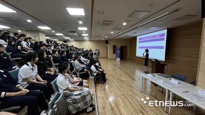 차세대융합기술연구원이 10일 수원시 이의고등학교에서 '제138회 융합문화콘서트'를 개최했다. 융기원 제공.