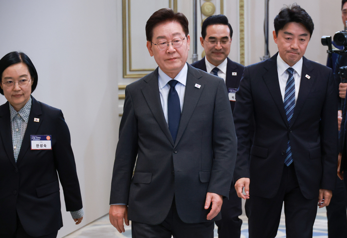 〈YONHAP PHOTO-3195〉 이재명 대통령, 국가재정전략회의 주재     (서울=연합뉴스) 한상균 기자 = 이재명 대통령이 13일 청와대에서 국가재정전략회의에 입장하고 있다. 2026.7.13     xyz@yna.co.kr/2026-07-13 14:10:35/ 〈저작권자 ⓒ 1980-2026 ㈜연합뉴스. 무단 전재 재배포 금지, AI 학습 및 활용 금지〉